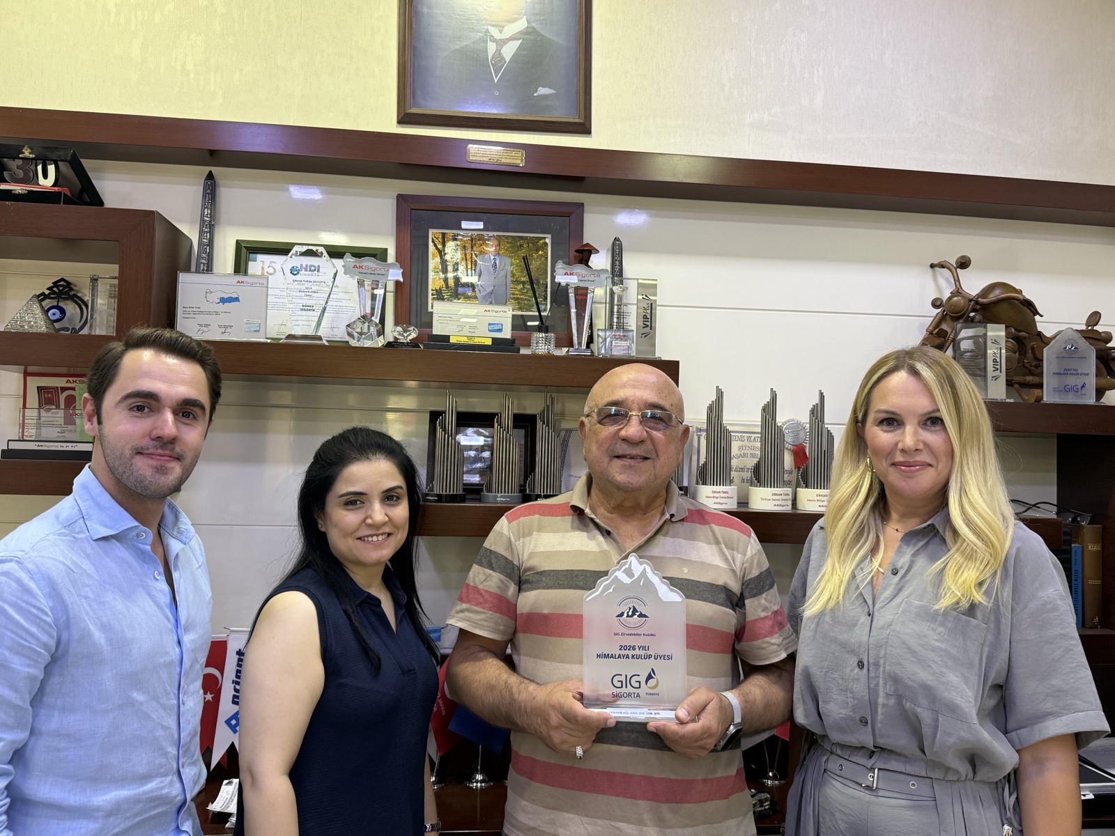 Erkan Tural Sigorta ekibi, GIG Sigorta yetkilileriyle birlikte 2026 Himalaya Kulüp Üyeliği plaketiyle